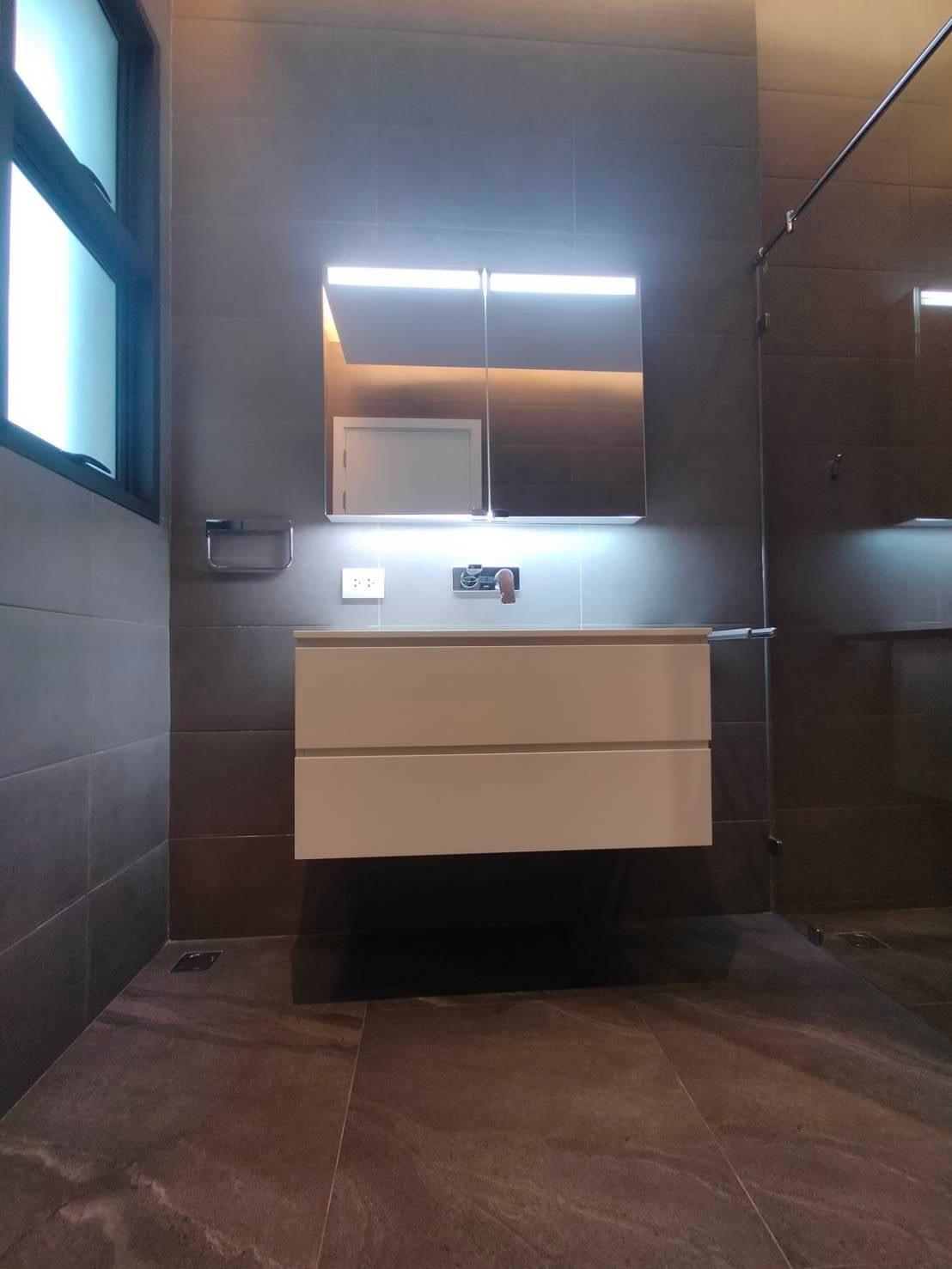 ห้องน้ำโมเดิร์นหลังรีโนเวท เคาน์เตอร์ลอยและฉากกั้นกระจก — ผลงานจริงของ Stable Design