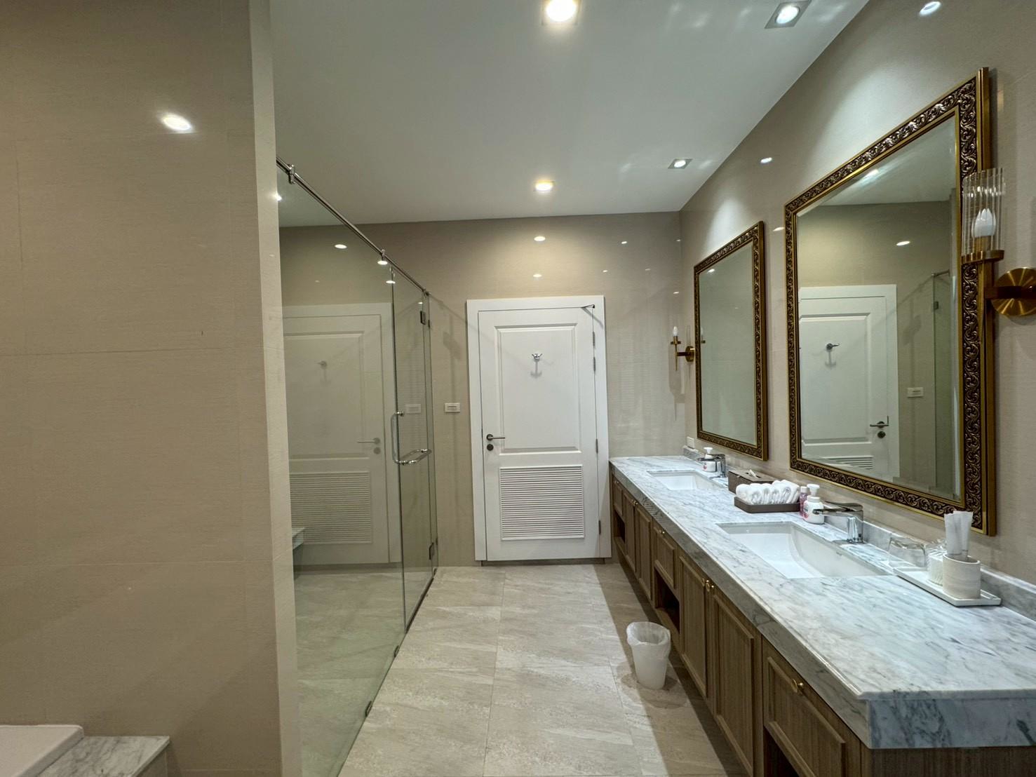 ห้องน้ำ double vanity หินอ่อนหลังรีโนเวท — ผลงานจริงของ Stable Design